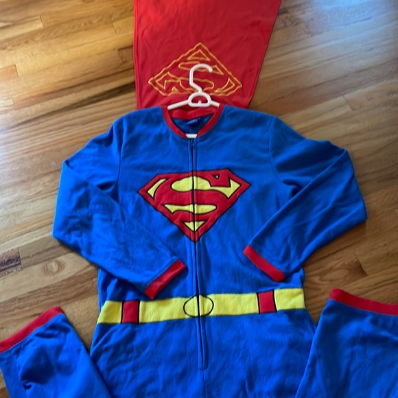 SUPER MAN onesie- unisex NBW NEW..perfect condition.. with detachable full cape. - Picture 1 of 7